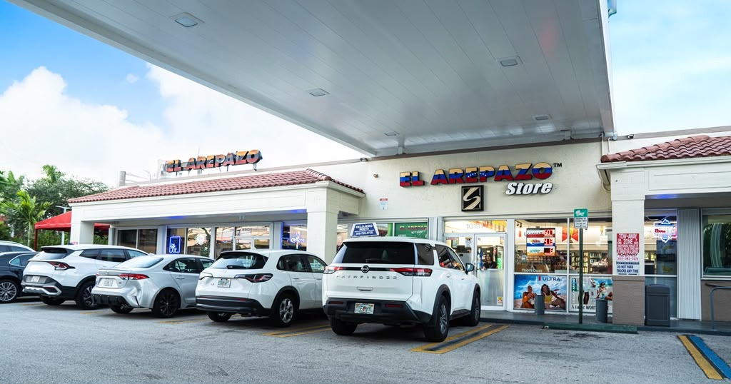 Fachada de El Arepazo Doral - El Original